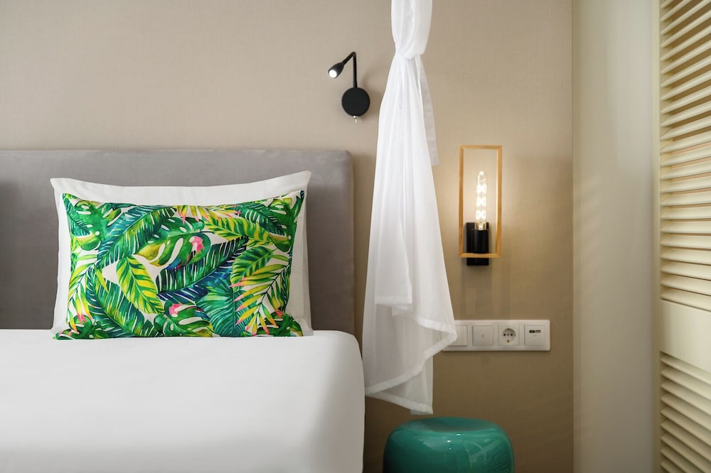 Standard Room, 1 Queen Bed - Photo 2