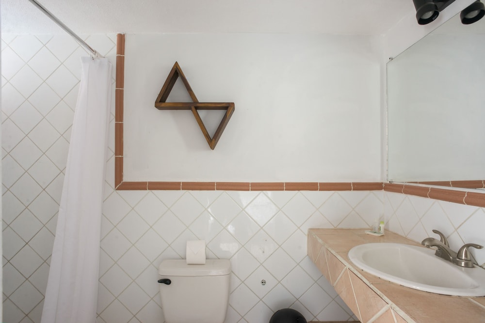 Compact Private Room, Shared Bathroom - Photo 4