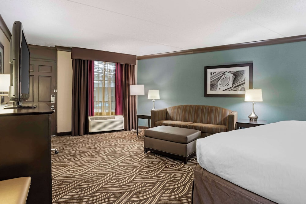 Suite, 1 King Bed, Non Smoking, Jetted Tub photo 1