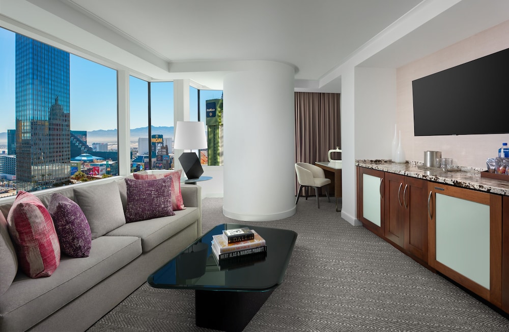 Center Tower Suite - Strip View