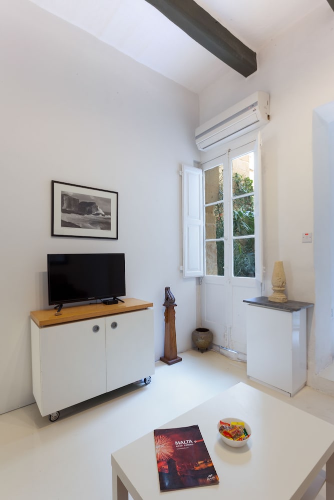 Apartment, Courtyard View (n° 1) photo 2
