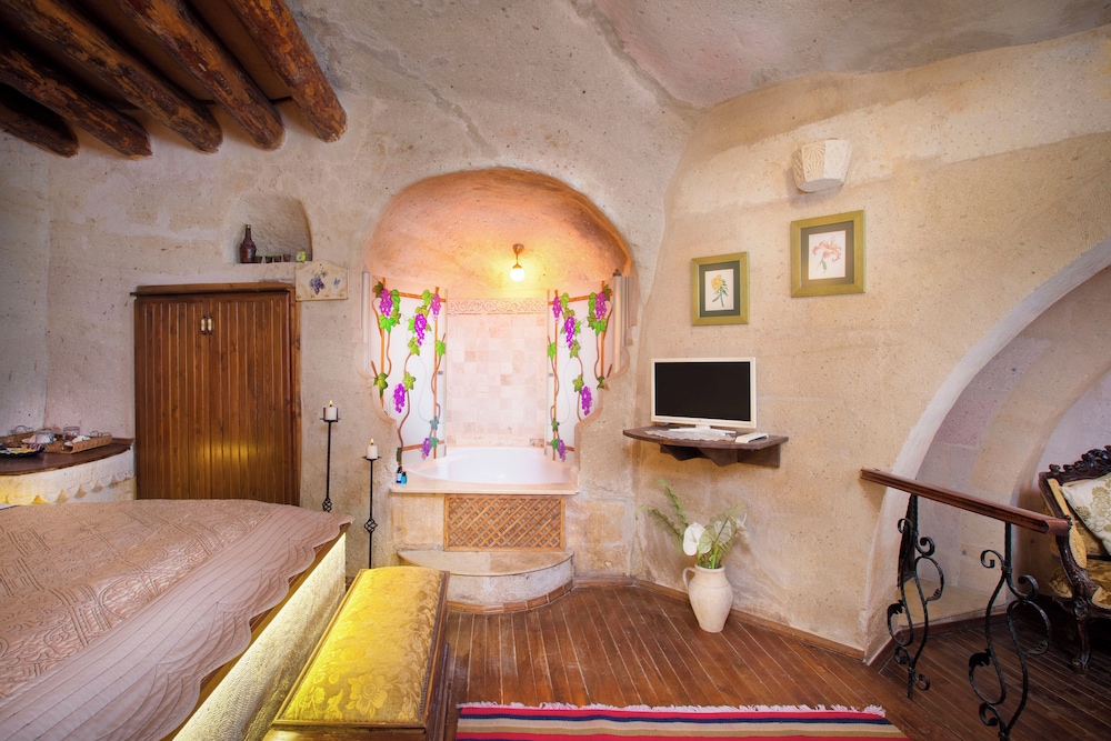 Green Honeymoon Suite photo 3