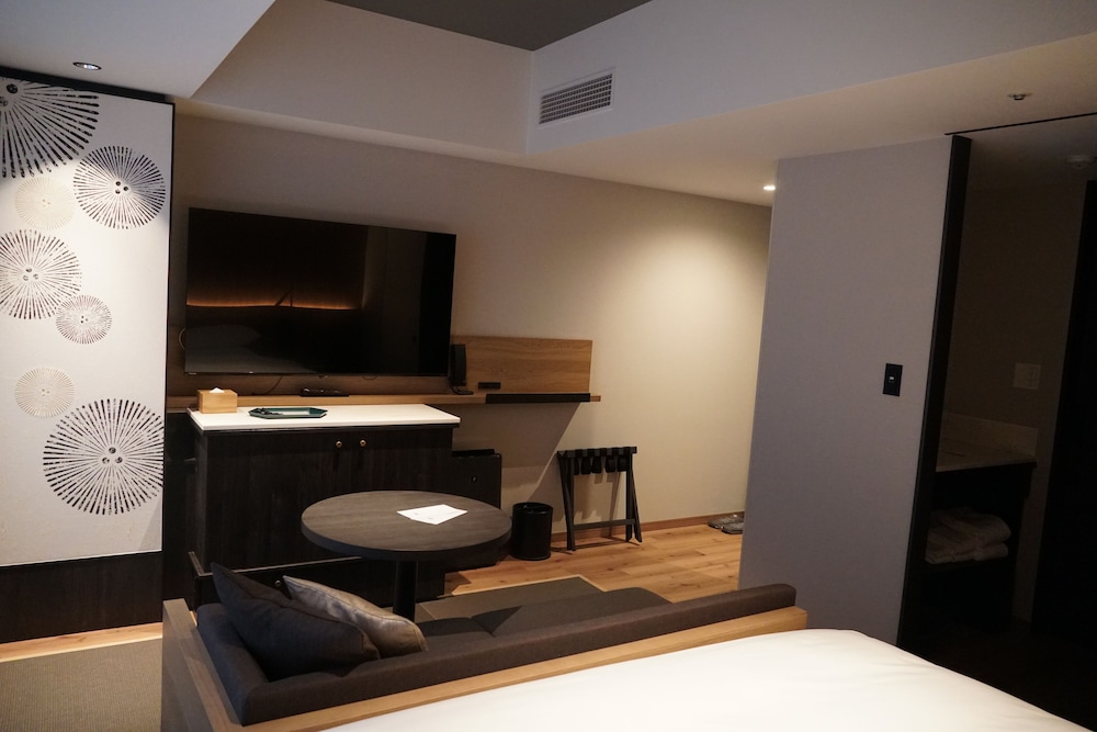Superior Room, 1 King Bed - Photo 5