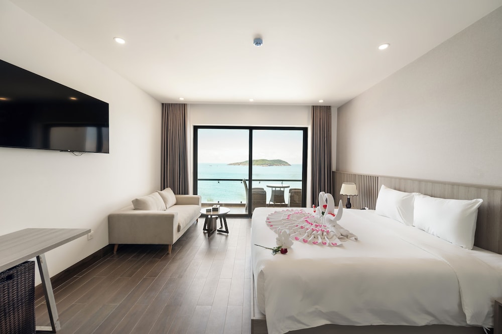 Deluxe Double Room, 1 King Bed, Balcony, Beach View