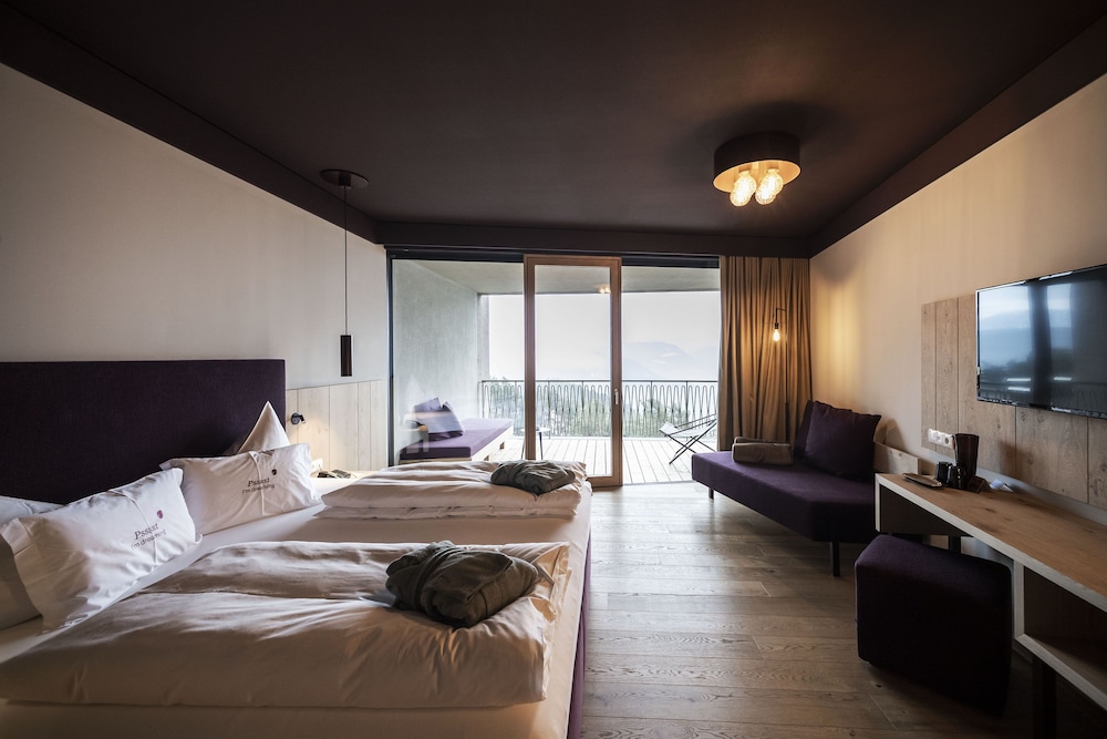 Exclusive Suite, 1 King Bed, Balcony, Slope Side photo 3