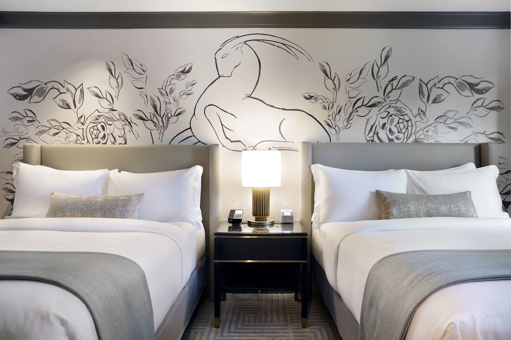 Grand Queen Room with Two Queen Beds (Non Smoking)