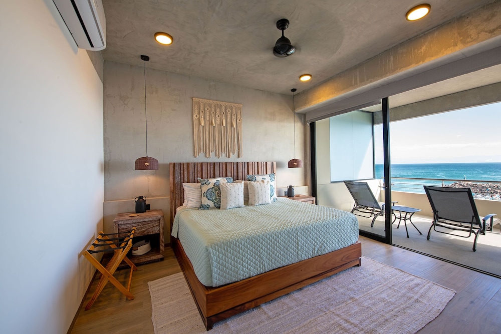 Deluxe Condo, 2 Bedrooms, Beach View 404