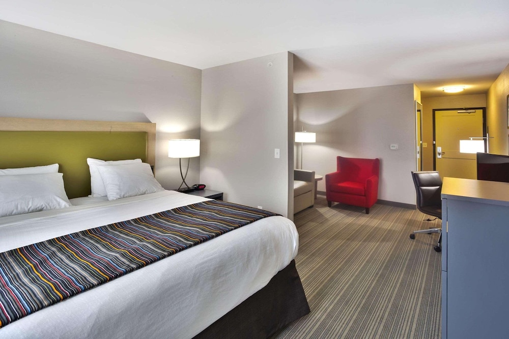 Studio Suite, 1 King Bed with Sofa bed, Non Smoking photo 3