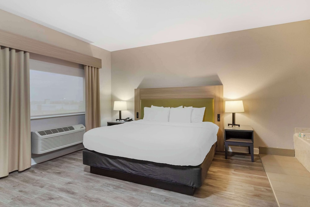 Suite, 1 King Bed, Non Smoking, Jetted Tub - Photo 1