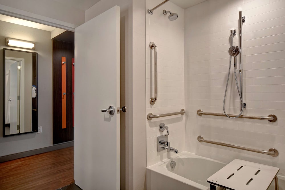 Room, 2 Queen Beds, Accessible, Bathtub - Photo 4