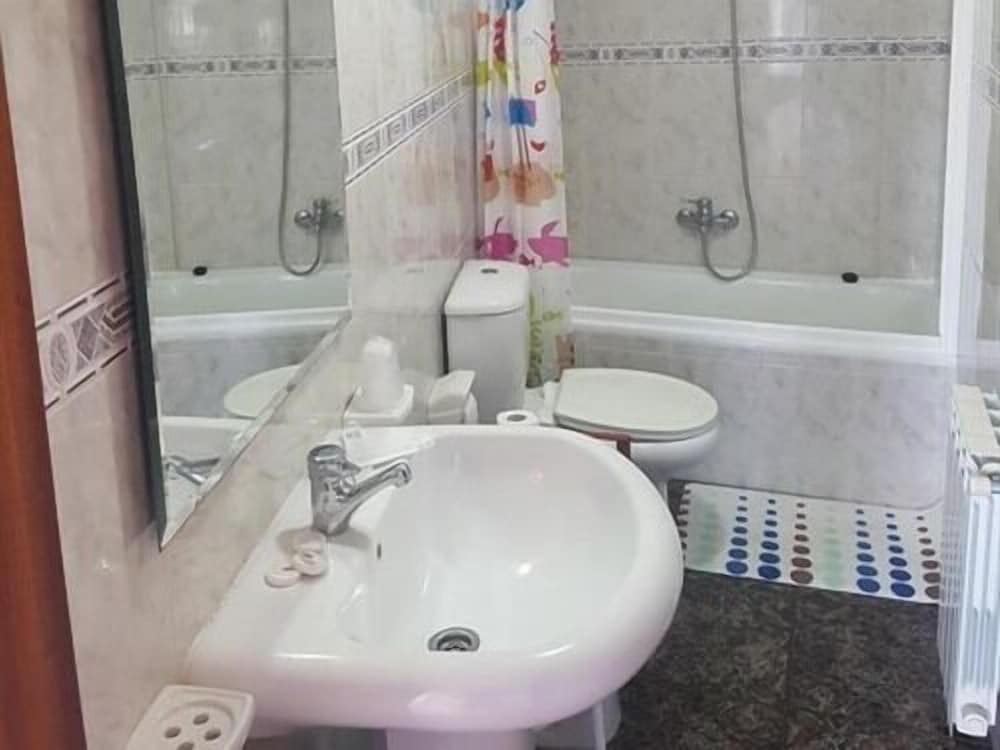 Basic Twin Room, Ensuite - Photo 2