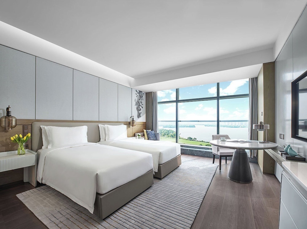 Club Room, 1 King Bed, Lake View photo 2