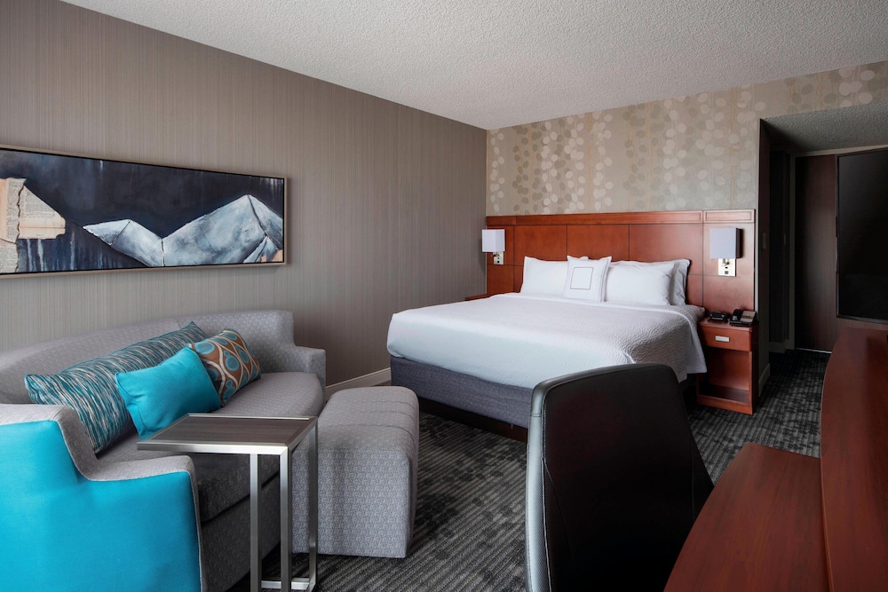 Room, 1 King Bed, Balcony (Hearing Accessible) - Photo 1