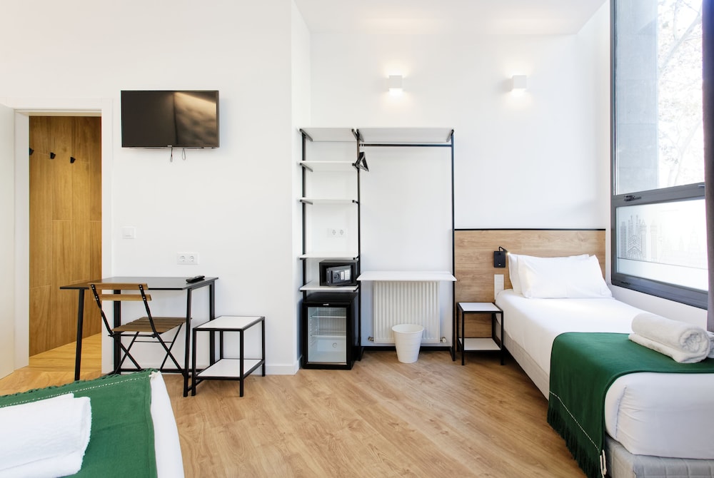 Superior Triple Room, City View photo 3