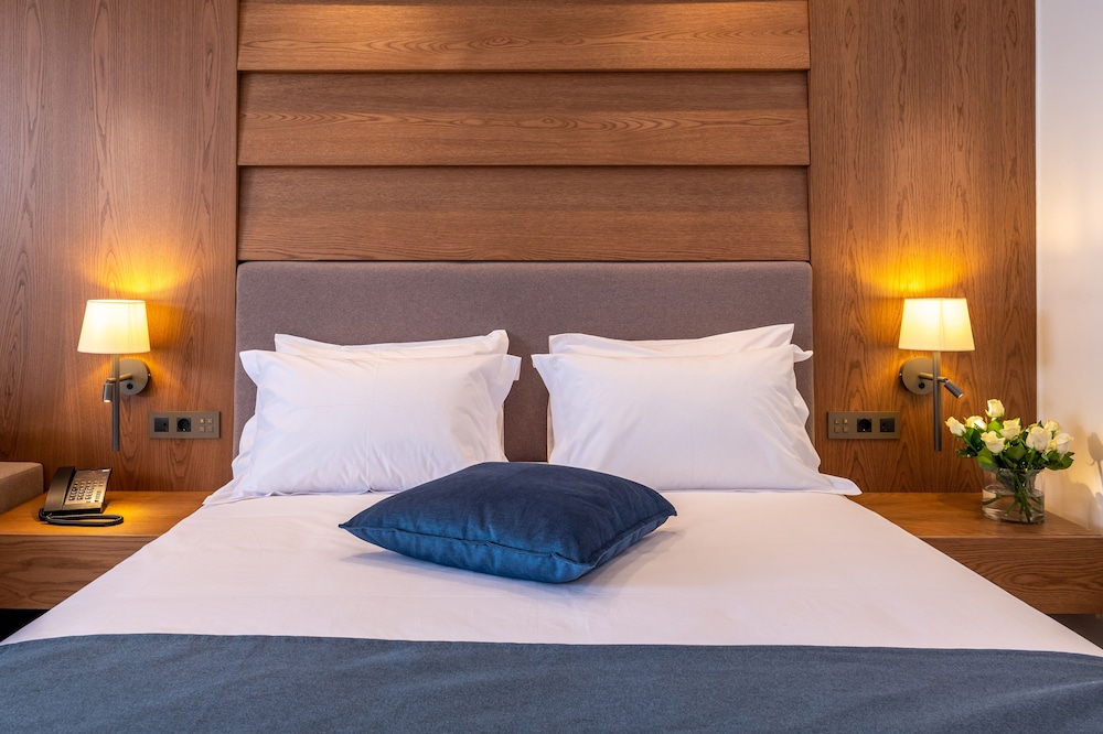 Deluxe Double Room, 1 Double Bed, Garden View thumbnail 5