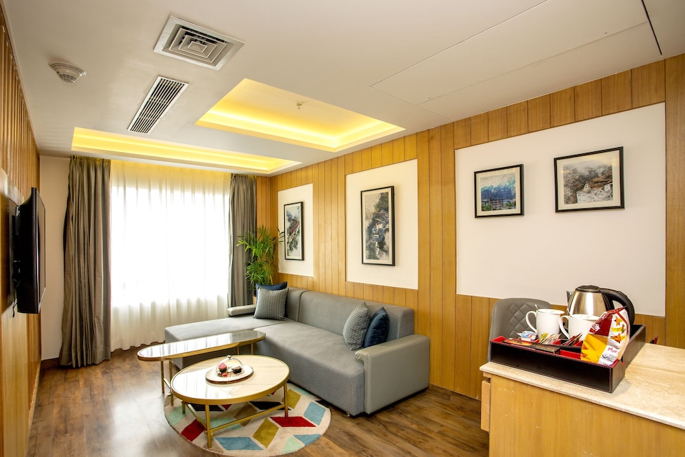 Suite, 1 King Bed, Non Smoking - Photo 3