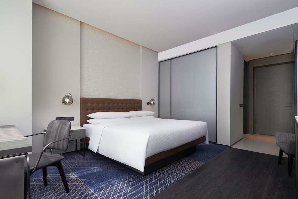 Premium Room, 1 King Bed photo 2