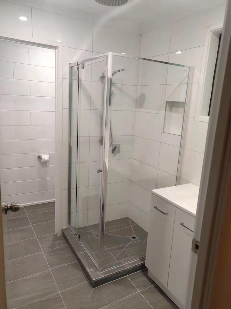 Self Contained Unit for 5 people photo 2