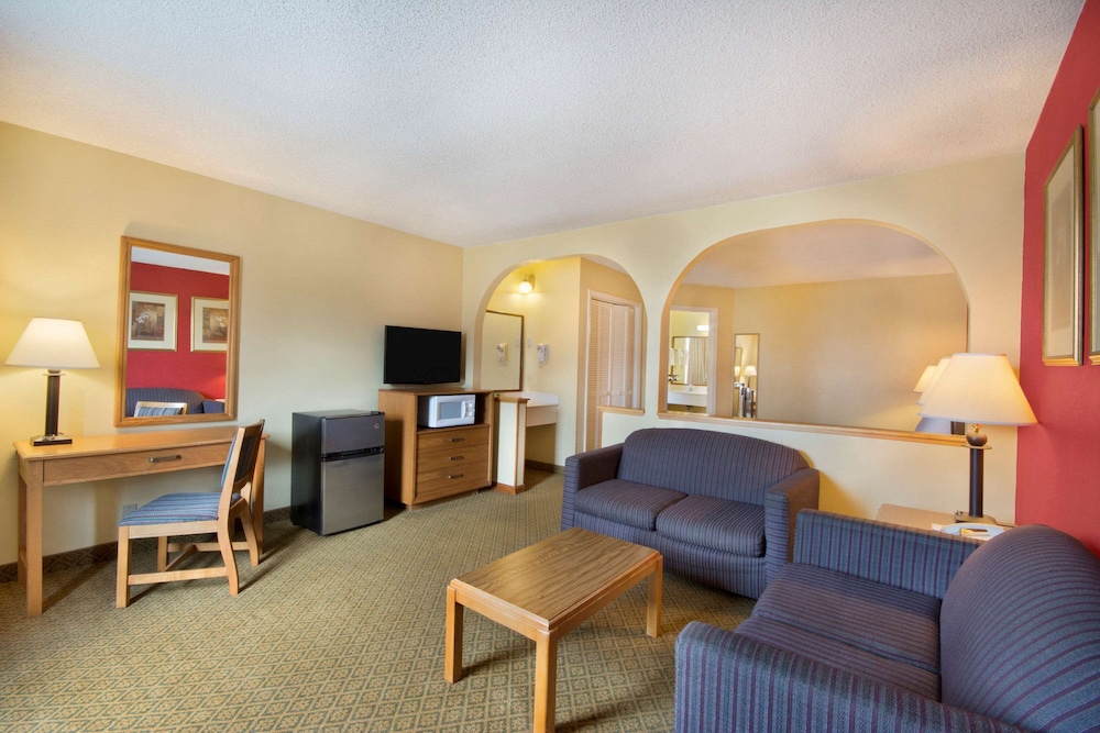 Studio Suite, 1 King Bed, Non Smoking - Photo 1