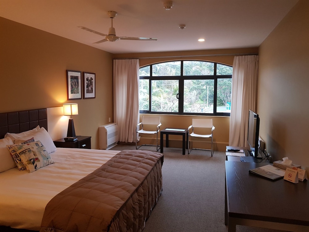 Standard Room, 1 King Bed, Non Smoking - Photo 5