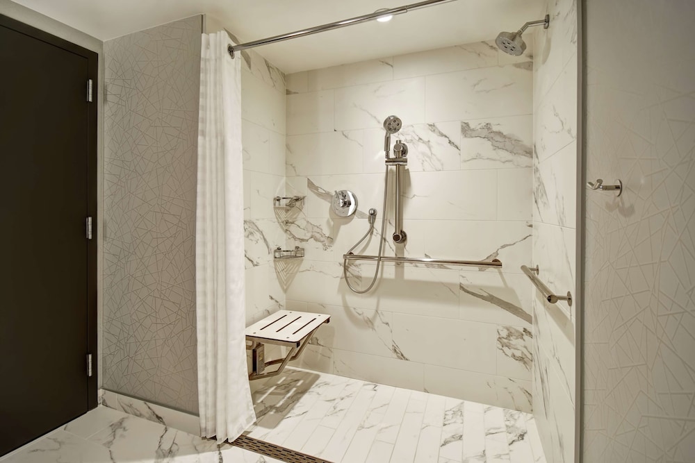 Studio, 2 Double Beds, Accessible (Roll-in Shower) - Photo 7