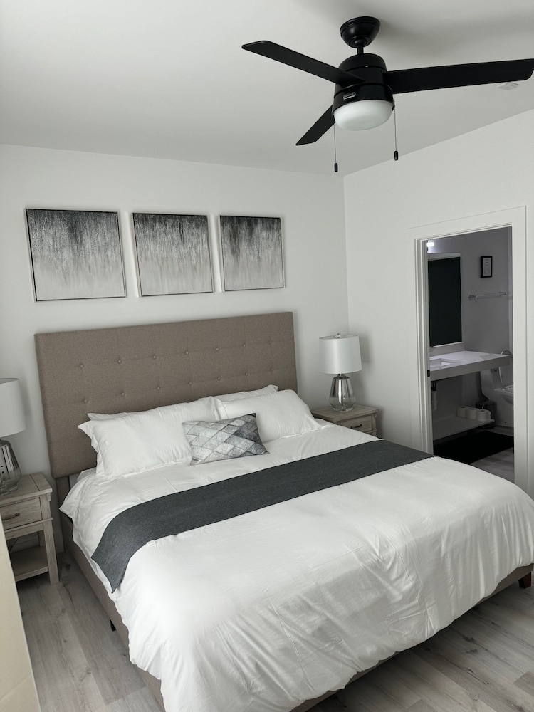 Comfort Condo, 1 King Bed with Sofa bed, Pool Access