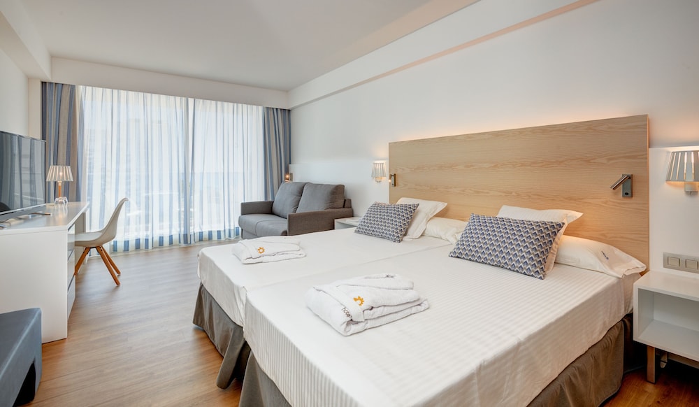 Suite Estudio Junior con Balcón (2 Adultos + 1 Niño)