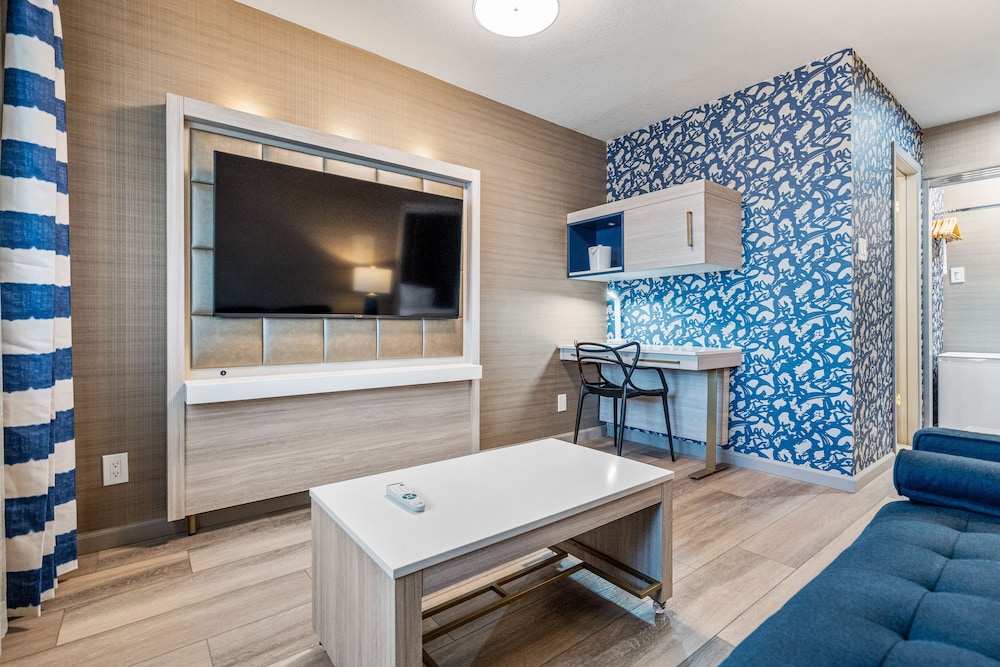 Deluxe Suite, Multiple Beds - Photo 3