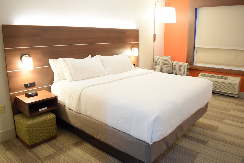 Standard Room, 1 King Bed, Accessible Bathtub, Jetted Tub photo 2