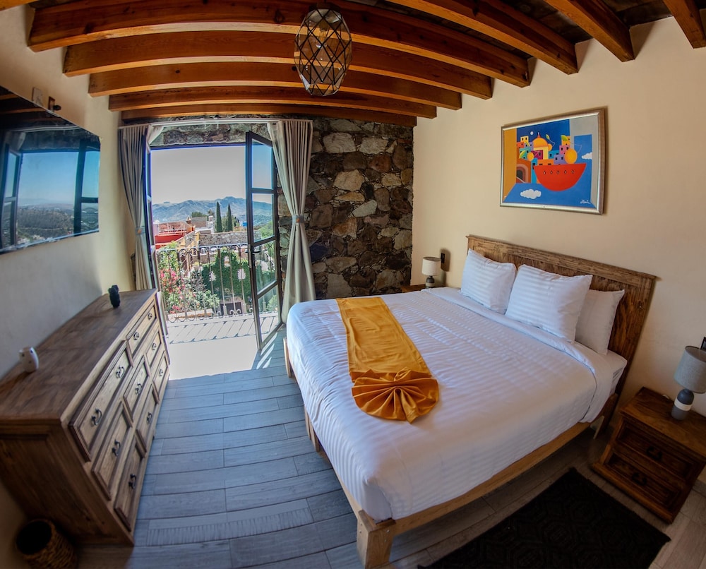 Standard Room, 1 King Bed, Executive Level photo 2