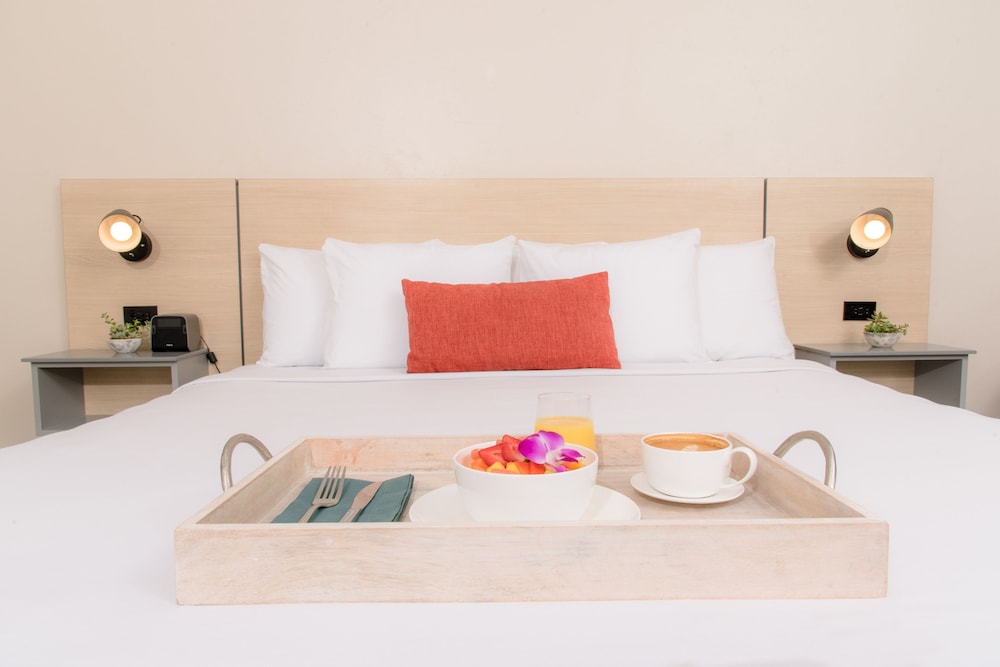 Deluxe Room, 1 King Bed, Partial Ocean View