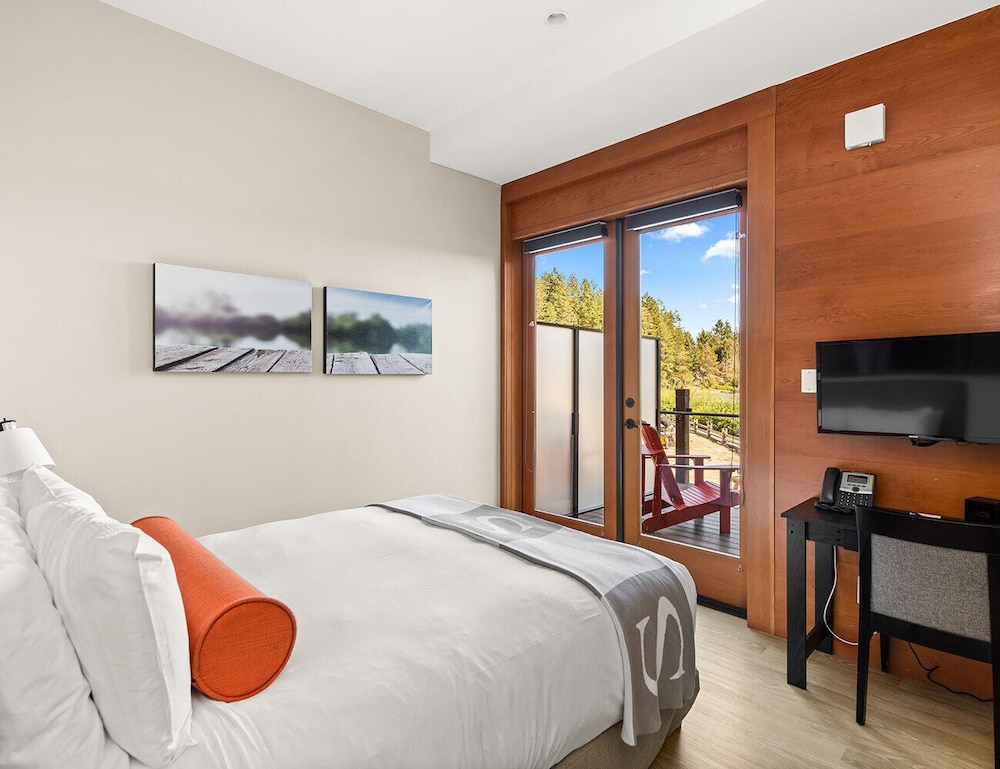Family Suite, 2 Queen Beds, Lake View, No Pets