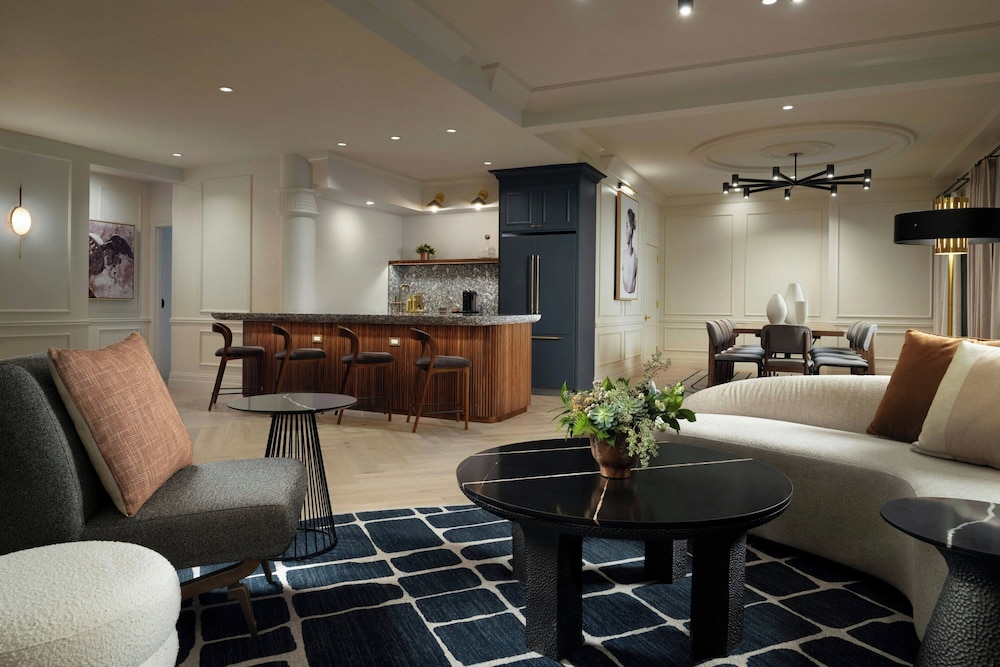 Suite with One King Bed (Non Smoking)