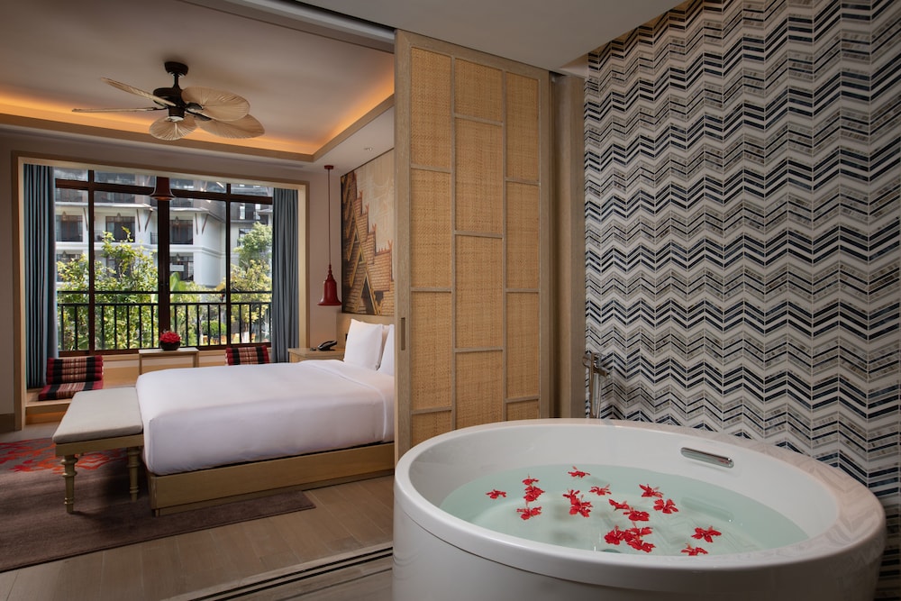 Suite, 1 King Bed (Light Of Dawn View ) photo 1