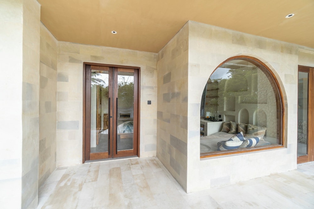 Jungle Room with Bathtub - Photo 8