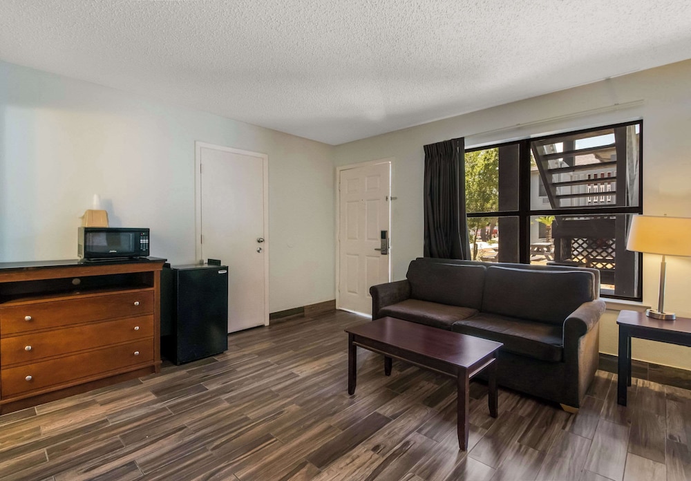 Suite, Multiple Beds, Non Smoking - Photo 5