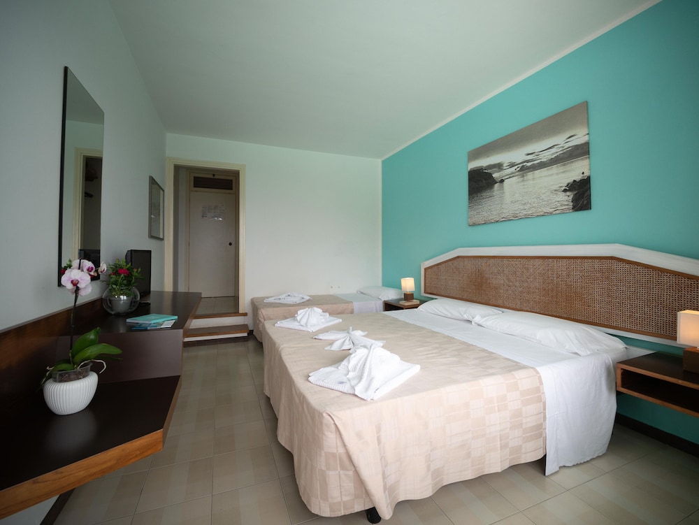 Standard Triple Room, Sea View photo 1