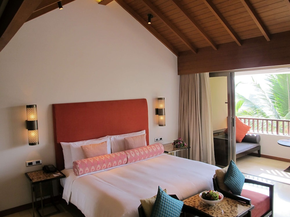 Family Room, 1 King Bed - Photo 3
