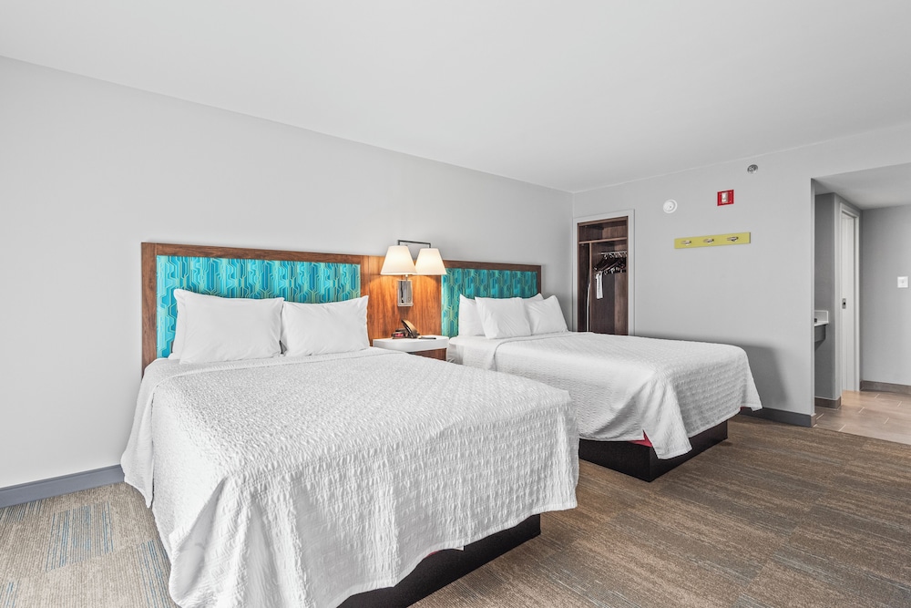 Room, 2 Queen Beds, Bathtub photo 3