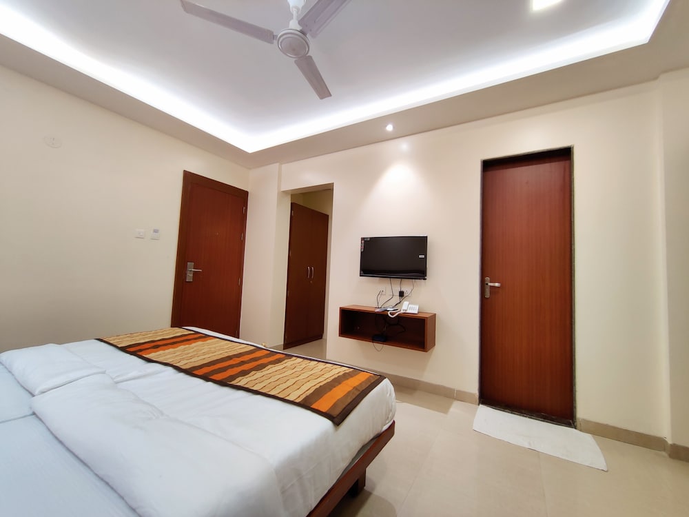 Deluxe Double Room with Balcony - Photo 21
