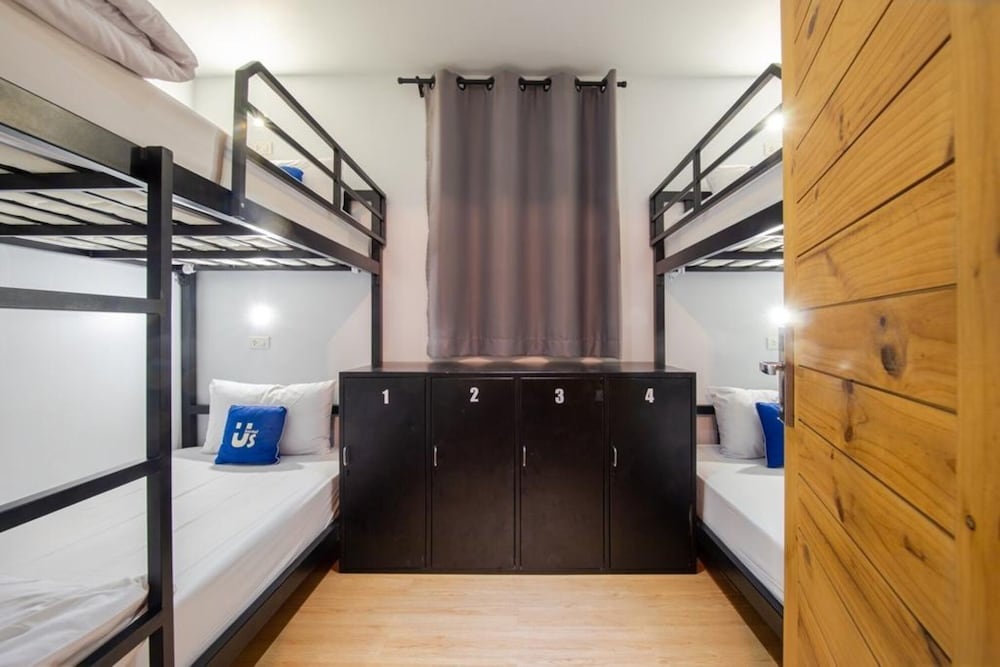 Mixed Dorm Room with Shared Bathroom photo 3
