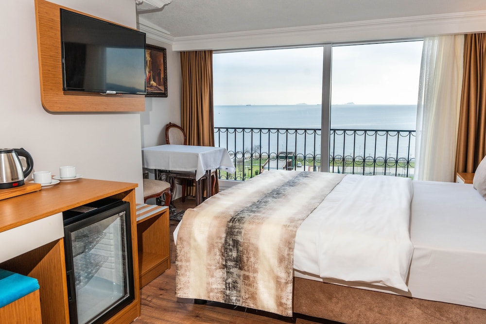 Double Room with Sea View and Balcony photo 2