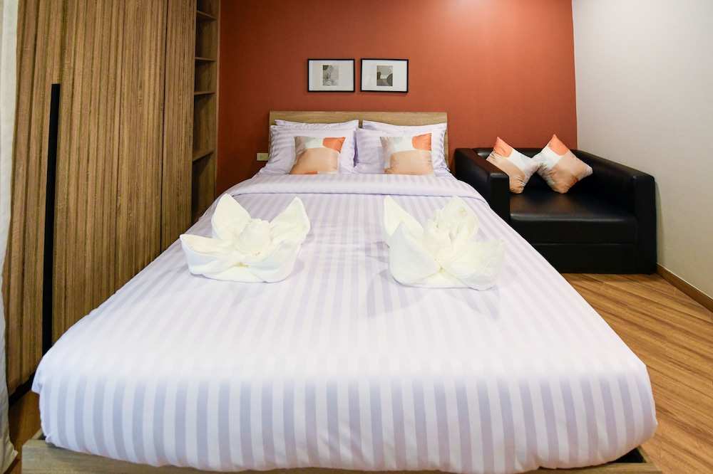 Standard Room, 1 Queen Bed photo 3