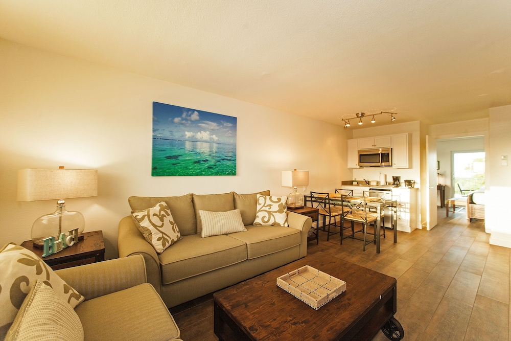 Standard Suite, 1 Bedroom, Balcony (King) - Photo 3