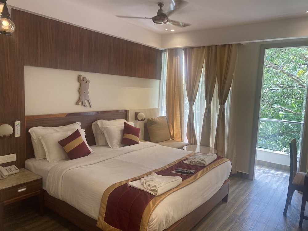 Premium Room with Balcony - Photo 6