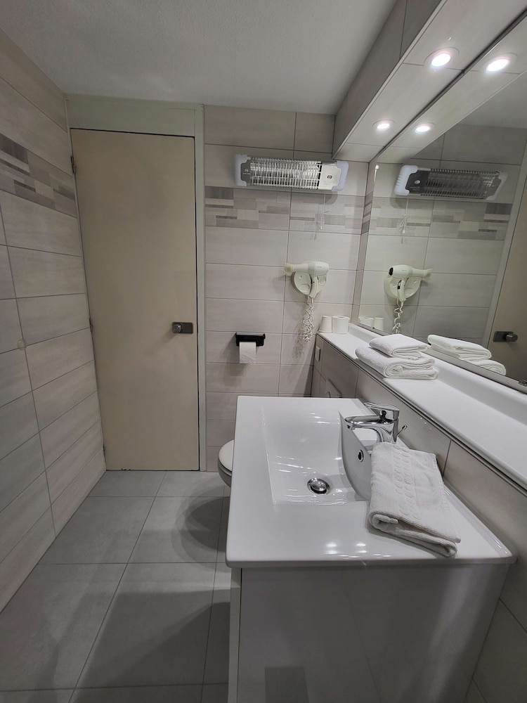 Standard Room, 2 Twin Beds - Photo 7