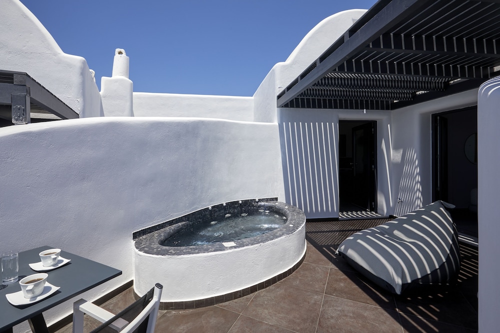 Elegant Suite with outdoor heated private Jacuzzi - Photo 13