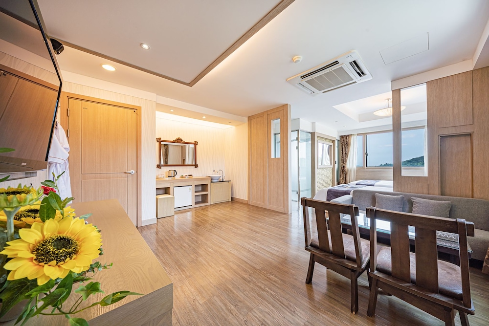 Suite with Complimentary Airport Pick-up & Drop-off (excluding weekends and holidays) photo 3