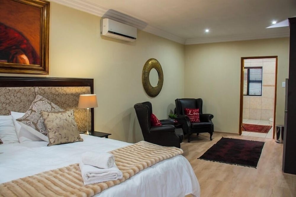 Royal Double Room, 1 King Bed, Non Smoking, Pool View photo 1
