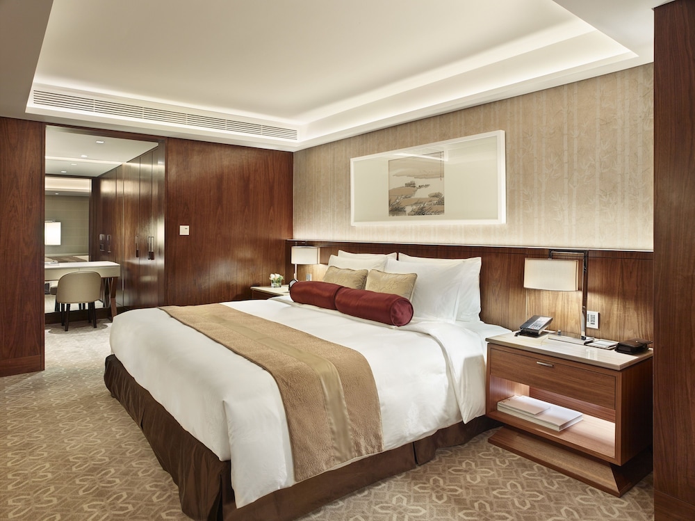 Club Premier Suite River View King Bed photo 3